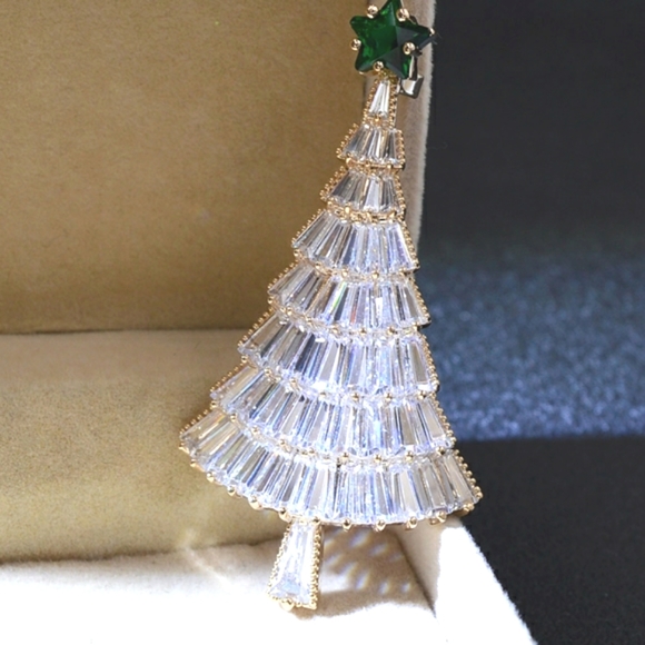 Sparkling Crystal Christmas Tree Brooch pin - Picture 3 of 5